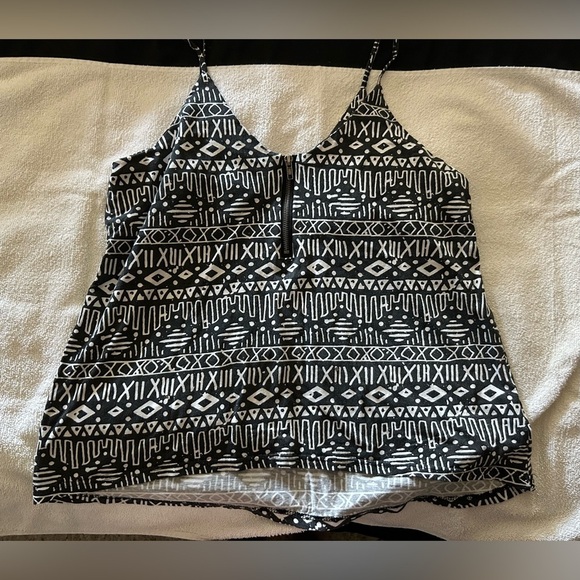 Black and White Patterned Women's Top - Picture 4 of 4
